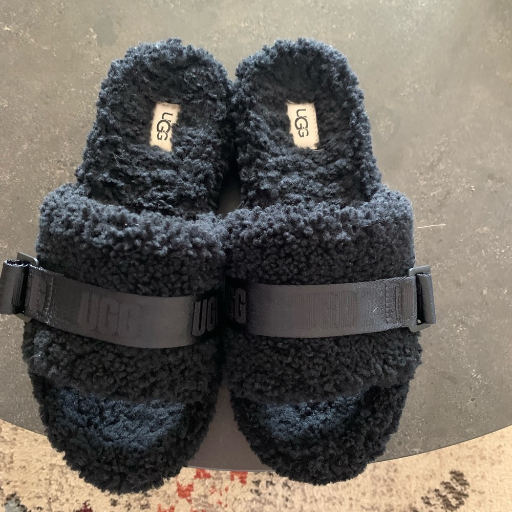 UGG PLATFORM SLIPPERS
